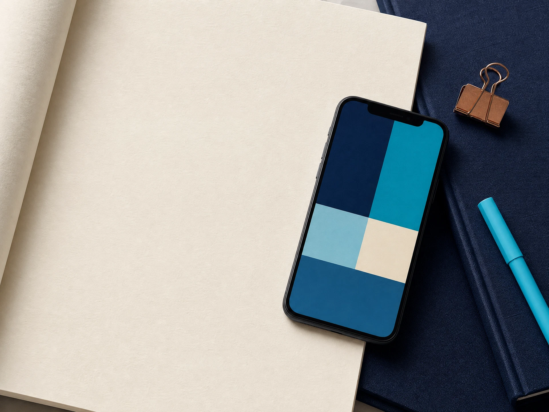 Téléphone et outils éditoriaux sur une table de travail